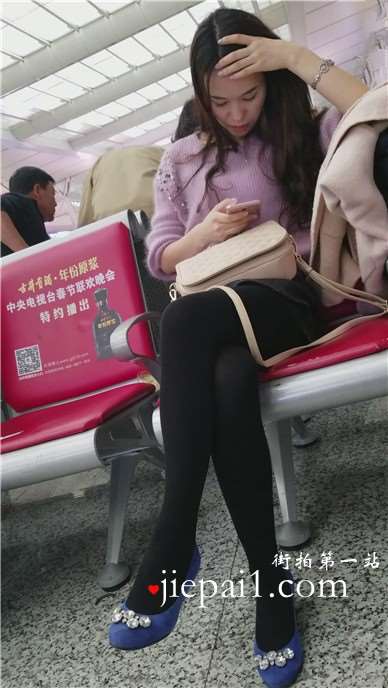 4k-高铁站候车室拍摄长腿黑丝蓝色高跟鞋MM