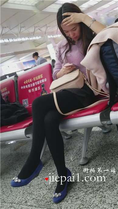 4k-高铁站候车室拍摄长腿黑丝蓝色高跟鞋MM