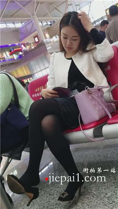 4k-高铁站候车室拍摄黑丝长腿性感漂亮女神MM