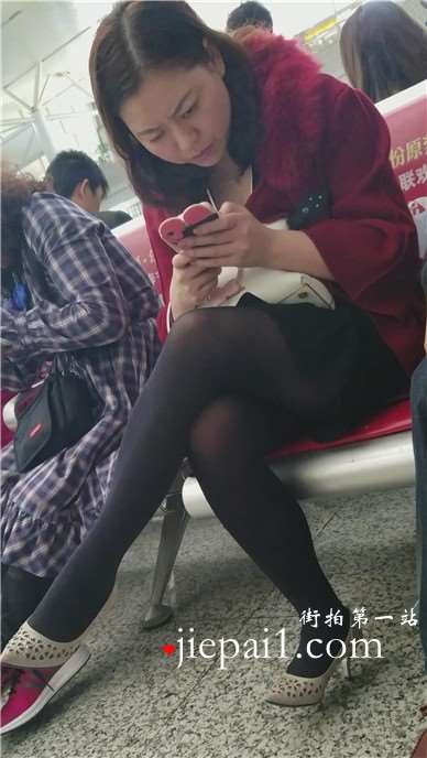 4k-高铁站候车室拍摄极品美腿黑丝高跟鞋美少妇