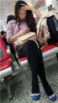 4k-高铁站候车室拍摄长腿黑丝蓝色高跟鞋MM