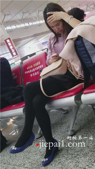 4k-高铁站候车室拍摄长腿黑丝蓝色高跟鞋MM