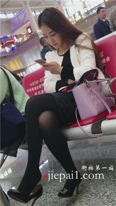 4k-高铁站候车室拍摄黑丝长腿性感漂亮女神MM