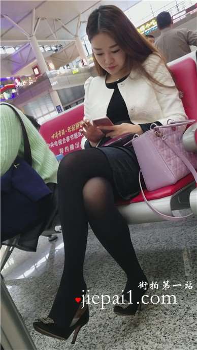 4k-高铁站候车室拍摄黑丝长腿性感漂亮女神MM