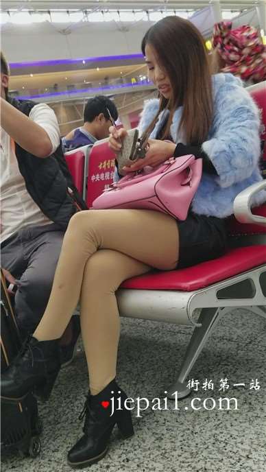 4k-高铁站候车室拍摄长腿肉丝性感MM