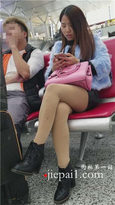 4k-高铁站候车室拍摄长腿肉丝性感MM
