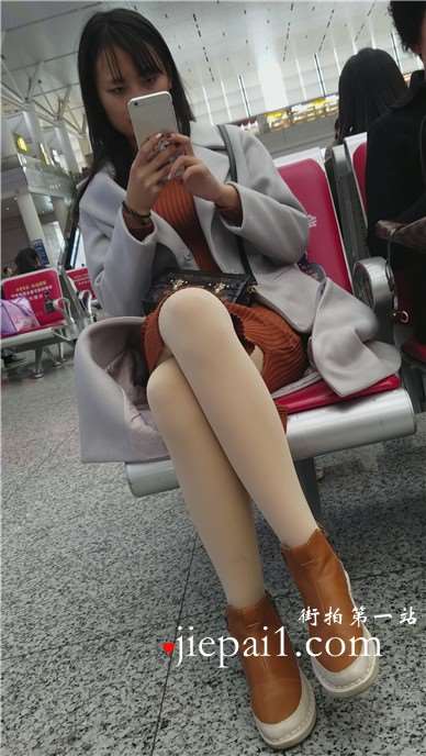 4k-高铁站候车室拍摄肉丝美腿漂亮美眉