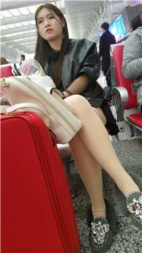 4k-高铁站候车室拍摄性感肉丝打底裤美女