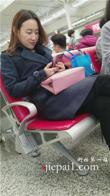 4k-高铁站候车室拍摄清纯秀丽黑丝打底裤漂亮美女