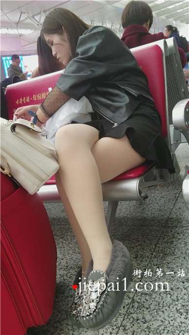 4k-高铁站候车室拍摄性感肉丝打底裤美女