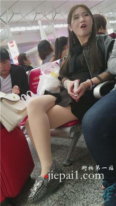 4k-高铁站候车室拍摄性感肉丝打底裤美女