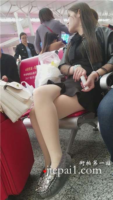 4k-高铁站候车室拍摄性感肉丝打底裤美女