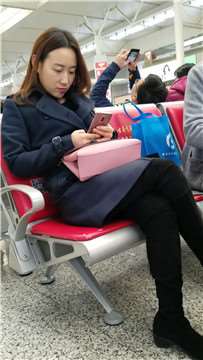 4k-高铁站候车室拍摄清纯秀丽黑丝打底裤漂亮美女