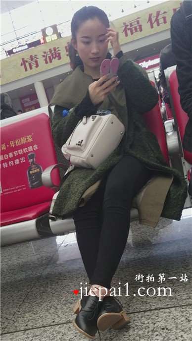 4k-高铁站候车室拍摄清纯甜美长腿女神姐姐