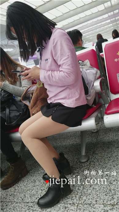 4k-高铁站候车室拍色甜美文静漂亮眼镜妹