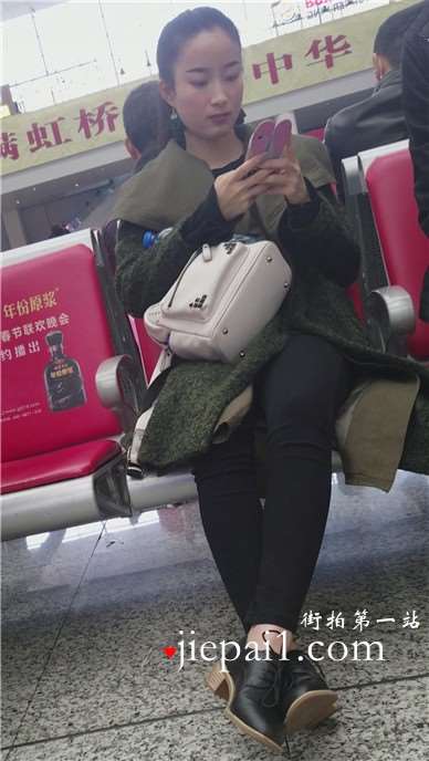 4k-高铁站候车室拍摄清纯甜美长腿女神姐姐