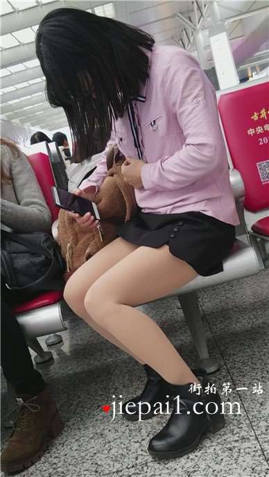 4k-高铁站候车室拍色甜美文静漂亮眼镜妹