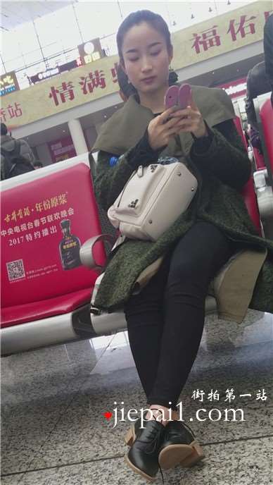 4k-高铁站候车室拍摄清纯甜美长腿女神姐姐