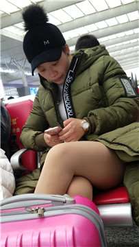 4k-高铁站候车室拍摄肉丝美腿鸭舌帽MM。