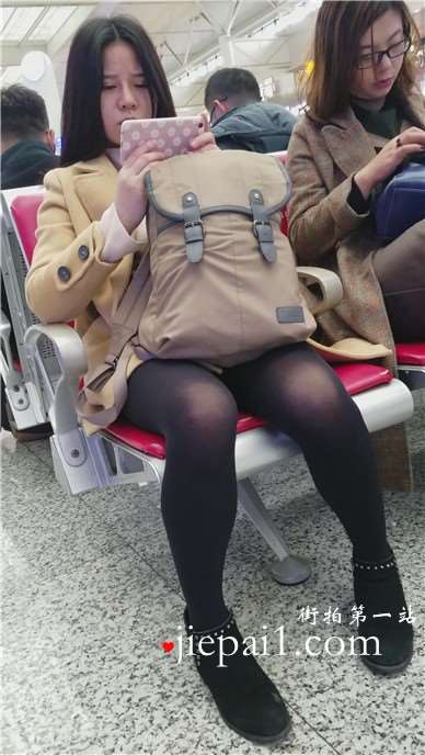 4k-高铁站候车室拍摄低头玩手机的黑丝美腿女孩