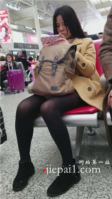 4k-高铁站候车室拍摄低头玩手机的黑丝美腿女孩