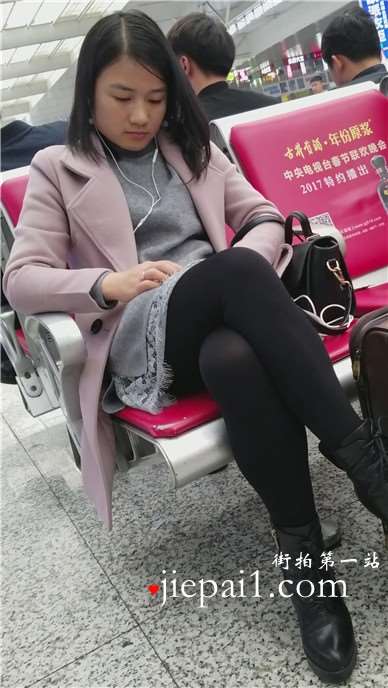 4k-高铁站候车室拍摄美腿黑丝青春少女