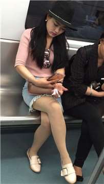 地铁拍摄肉丝美腿超酷女神姐姐。