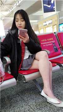 4k-高铁站候车室拍摄甜美雪白嫩腿清纯美女。