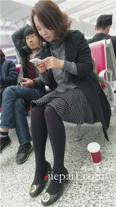 4k-高铁站候车室拍摄黑丝短裙极品甜美女孩。