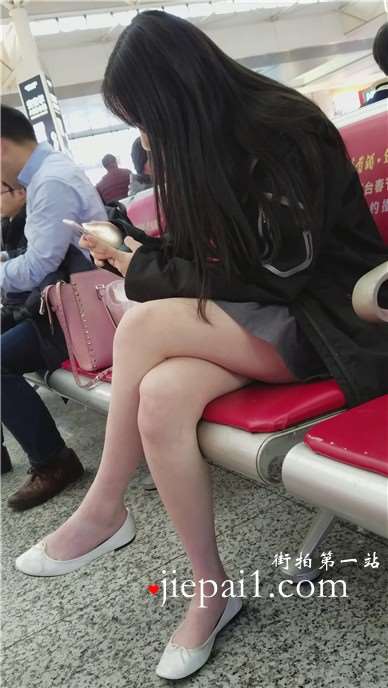 4k-高铁站候车室拍摄甜美雪白嫩腿清纯美女。
