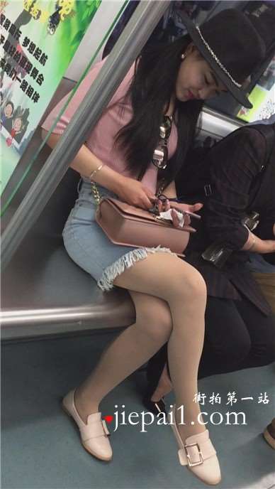地铁拍摄肉丝美腿超酷女神姐姐。