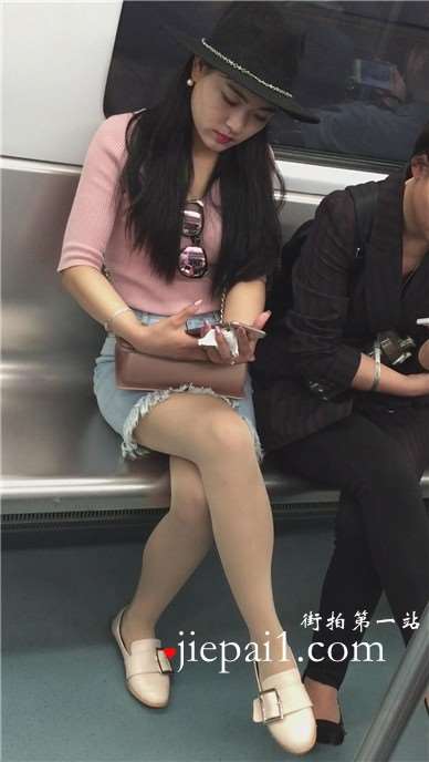 地铁拍摄肉丝美腿超酷女神姐姐。