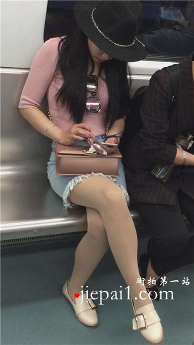 地铁拍摄肉丝美腿超酷女神姐姐。