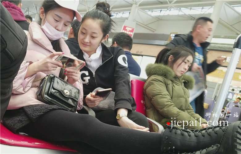 4k-高铁站候车室拍摄丝袜打底裤粉衣甜美女孩。