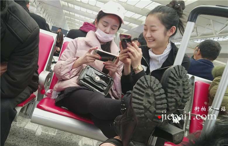 4k-高铁站候车室拍摄丝袜打底裤粉衣甜美女孩。