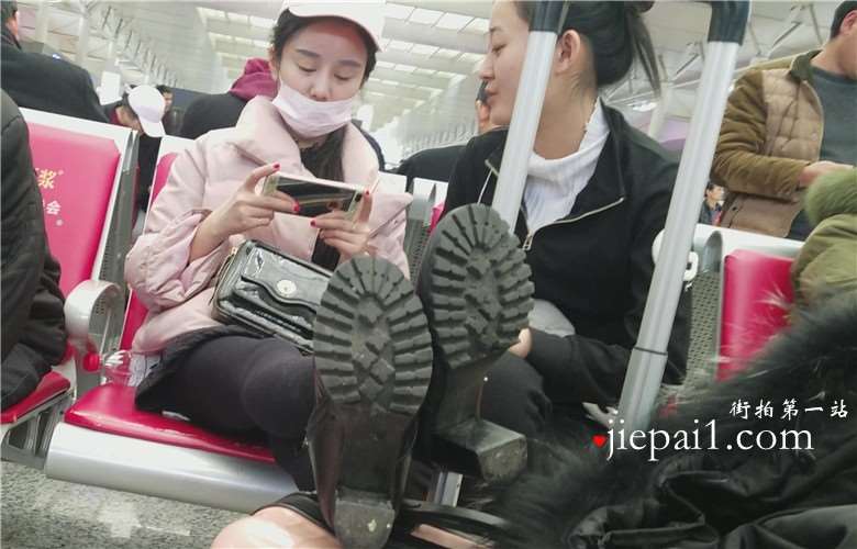 4k-高铁站候车室拍摄丝袜打底裤粉衣甜美女孩。