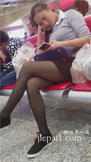 4k-高铁站候车室拍摄黑色丝足美腿女孩