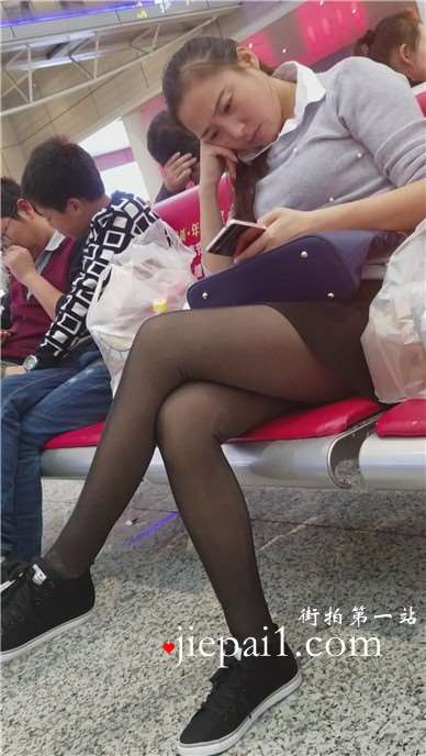 4k-高铁站候车室拍摄黑色丝足美腿女孩