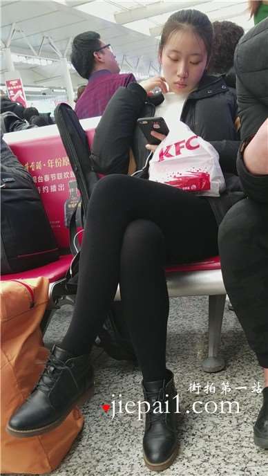 4k-高铁站候车室偶遇低头玩手机的黑丝打底裤美女