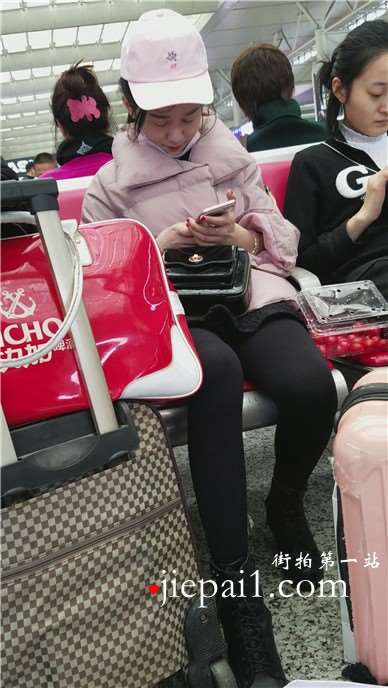 4k-高铁站候车室拍摄黑丝打底裤粉色鸭舌帽美女