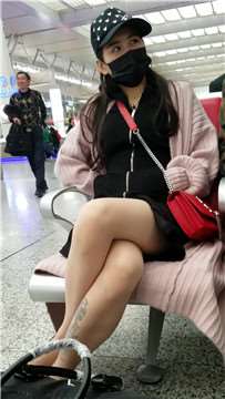 4k-高铁站候车室遇见黑色口罩长腿美女姐姐。