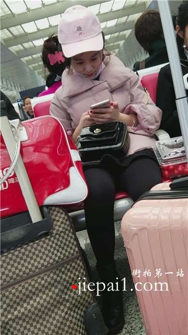 4k-高铁站候车室拍摄黑丝打底裤粉色鸭舌帽美女
