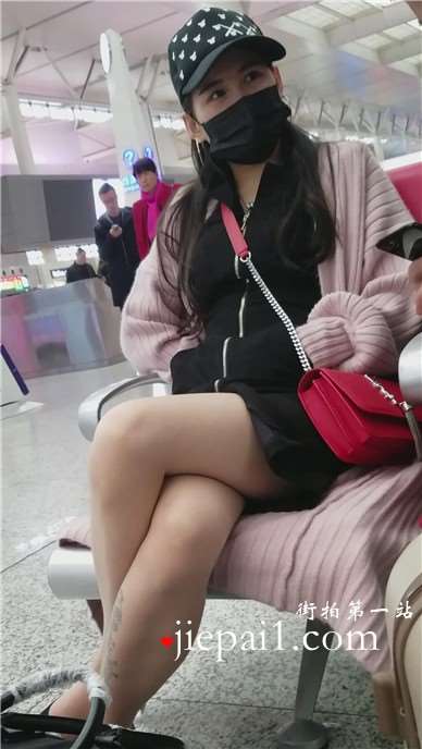 4k-高铁站候车室遇见黑色口罩长腿美女姐姐。