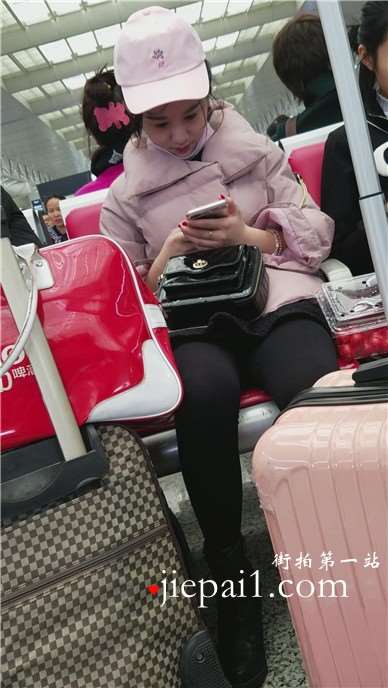 4k-高铁站候车室拍摄黑丝打底裤粉色鸭舌帽美女