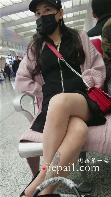 4k-高铁站候车室遇见黑色口罩长腿美女姐姐。