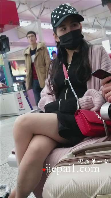 4k-高铁站候车室遇见黑色口罩长腿美女姐姐。