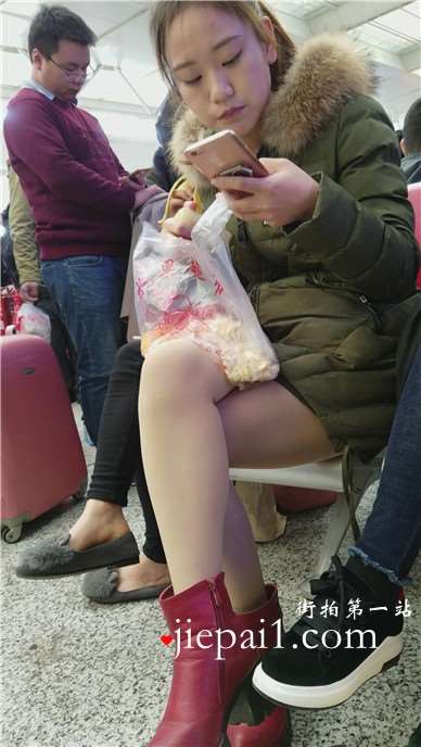 4k-高铁站候车室吃甘蔗的甜美小清新女孩。