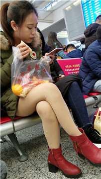 4k-高铁站候车室吃甘蔗的甜美小清新女孩。