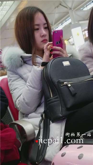 4k-候车室内的小清新甜美少女。