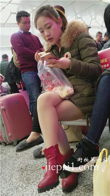 4k-高铁站候车室吃甘蔗的甜美小清新女孩。
